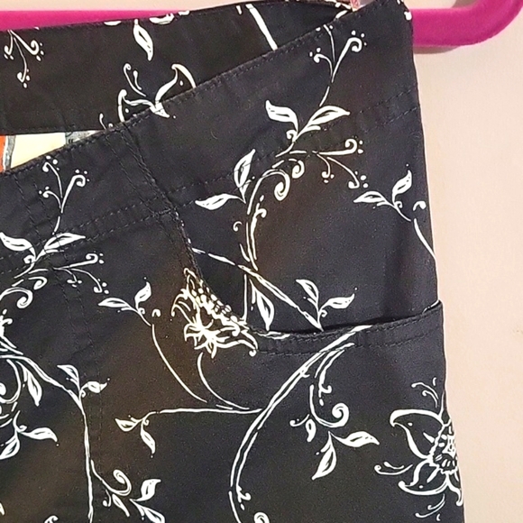 French Laundry Women’s Black with White Floral Capris, Size 6 - Picture 4 of 8